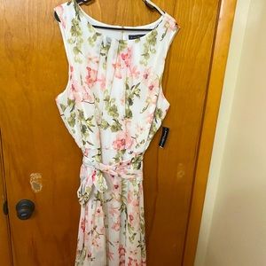 NWT sleeveless floral dress